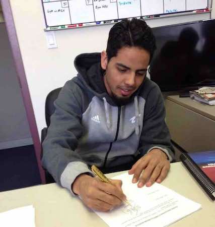 Jorge Gutiérrez en los momentos de firmar su contrato de 10 días. Foto del Twitter de los Nets @BrooklynNets