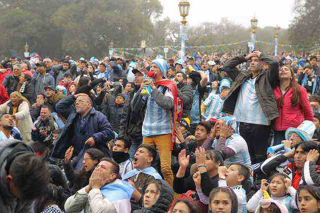 Video: Orgullo aflora entre las lágrimas en Buenos Aires por la eliminación de Argentina