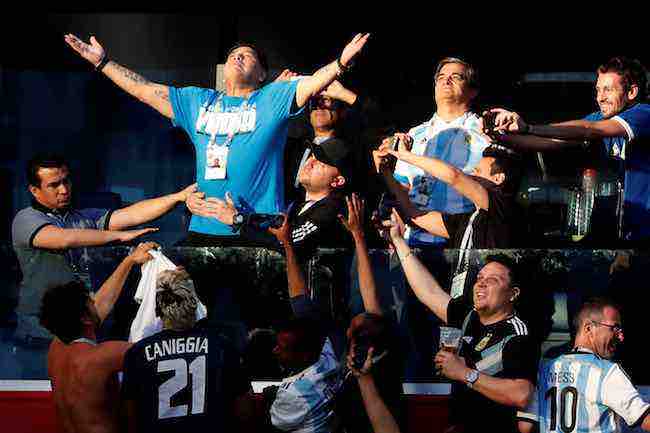 El baile de Maradona "incendió" un estadio de San Petersburgo albiceleste