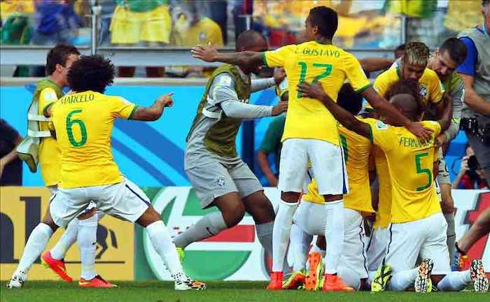 1-1. Julio César salva a Brasil en la tanda de penaltis ante Chile (3-2). EFE