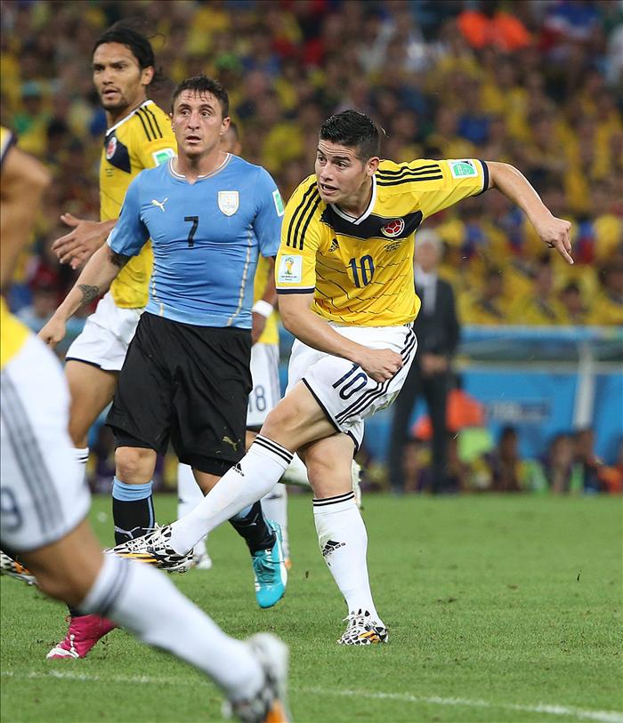 2-0. James funda la nueva historia de Colombia y cita a Brasil en cuartos. EFE