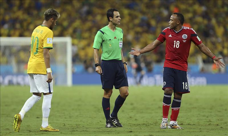 La FIFA no sanciona a Zúñiga ni le quita la tarjeta a Thiago Silva. EFE