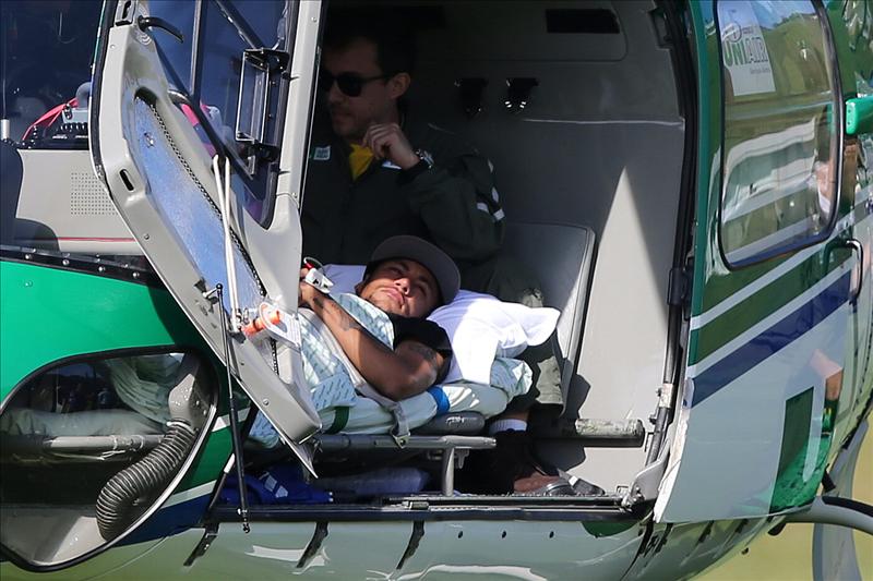 Neymar dejó la concentración en Teresópolis en helicóptero . EFE